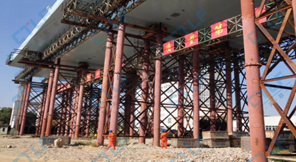 楚天联发泉州1170吨钢箱梁被顶升前进