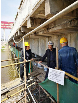 楚天联发荆州公安危桥加固项目： 监理单位、县公路局领导视察施工情况