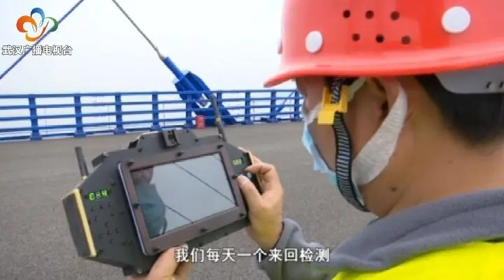 楚天联发研发的斜拉索检测机器人为青山长江大桥保驾护航